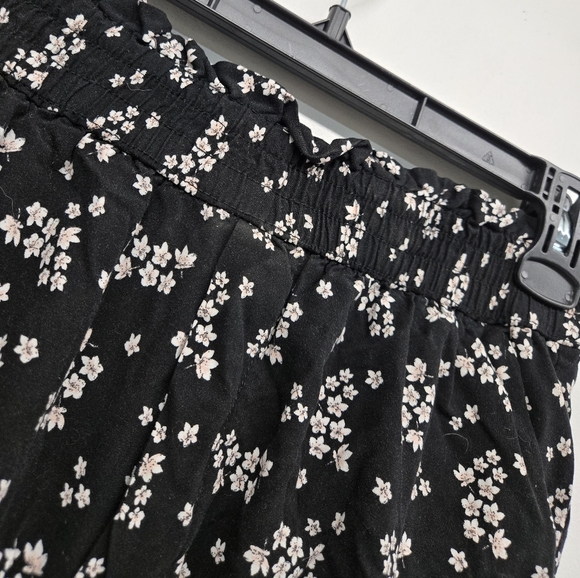 Hunters Womens loose capri culottes black with shit flowers - Picture 6 of 10